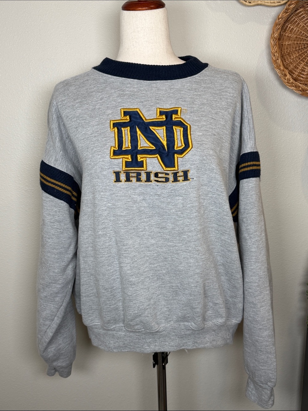 90’s Vintage NOTRE DAME Fighting Irish Crewneck Sweatshirt Gray Unisex XL